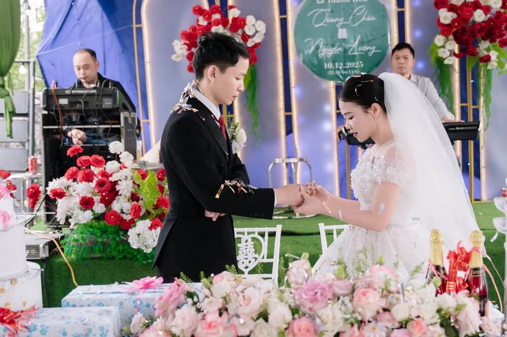 Ảnh cưới studio ánh sáng mềm